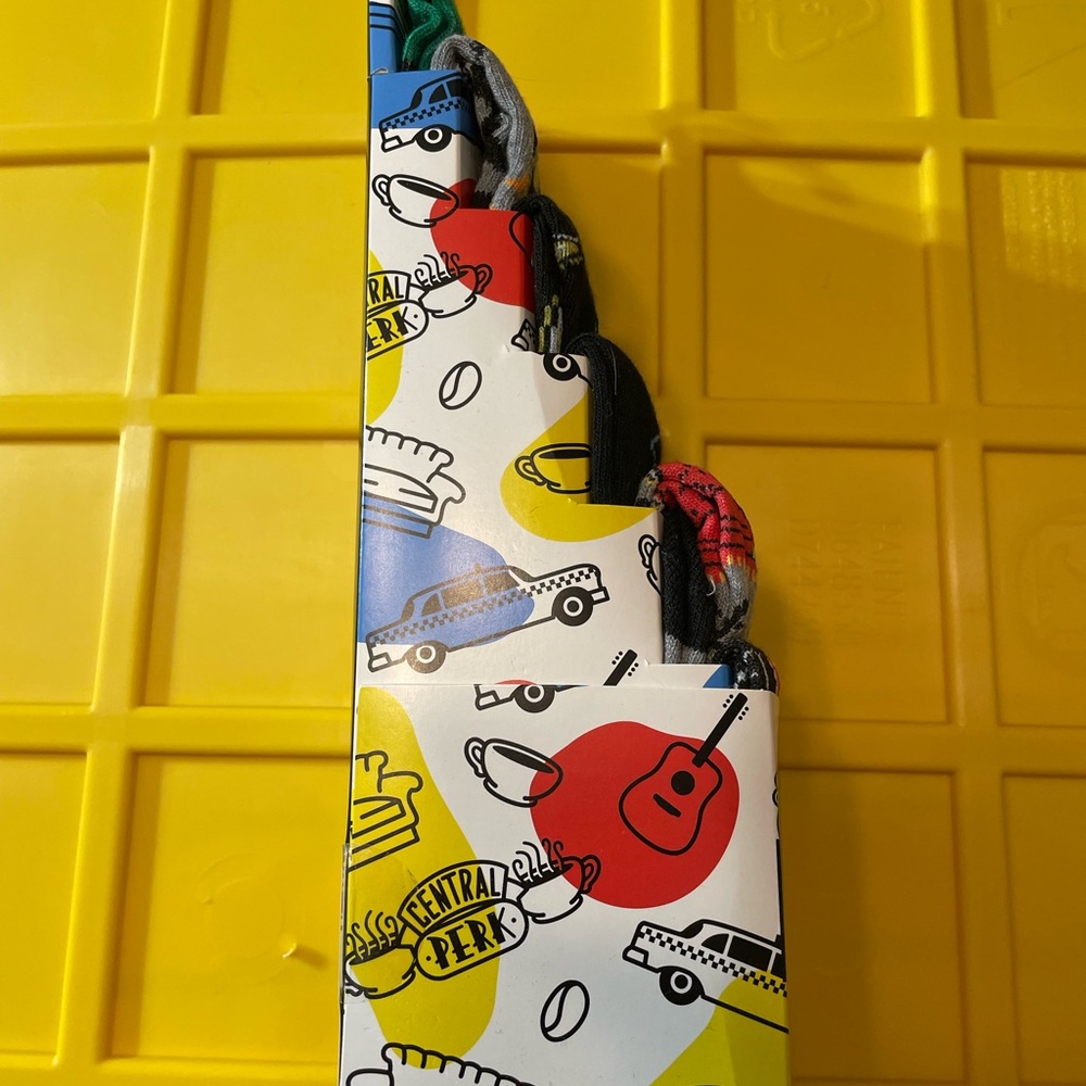 Friends Themed Casual Crew Socks NWT - Picture 2 of 4